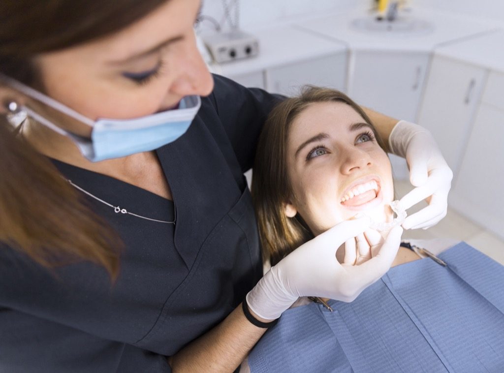 El biomaterial podría mantener el diente vivo después del tratamiento del conducto